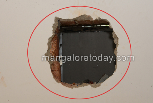 Mangaluru: Robbery at Apple showroom; items worth Rs. 20 lac looted 1